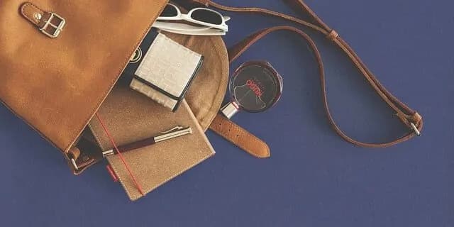 Detailansicht einer offenen Tasche mit mehreren Gegenständen.