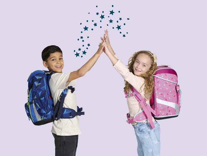 Zwei Kinder mit Schulranzen 