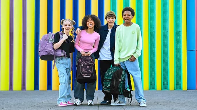 Vier Kinder mit Schulrucksäcken