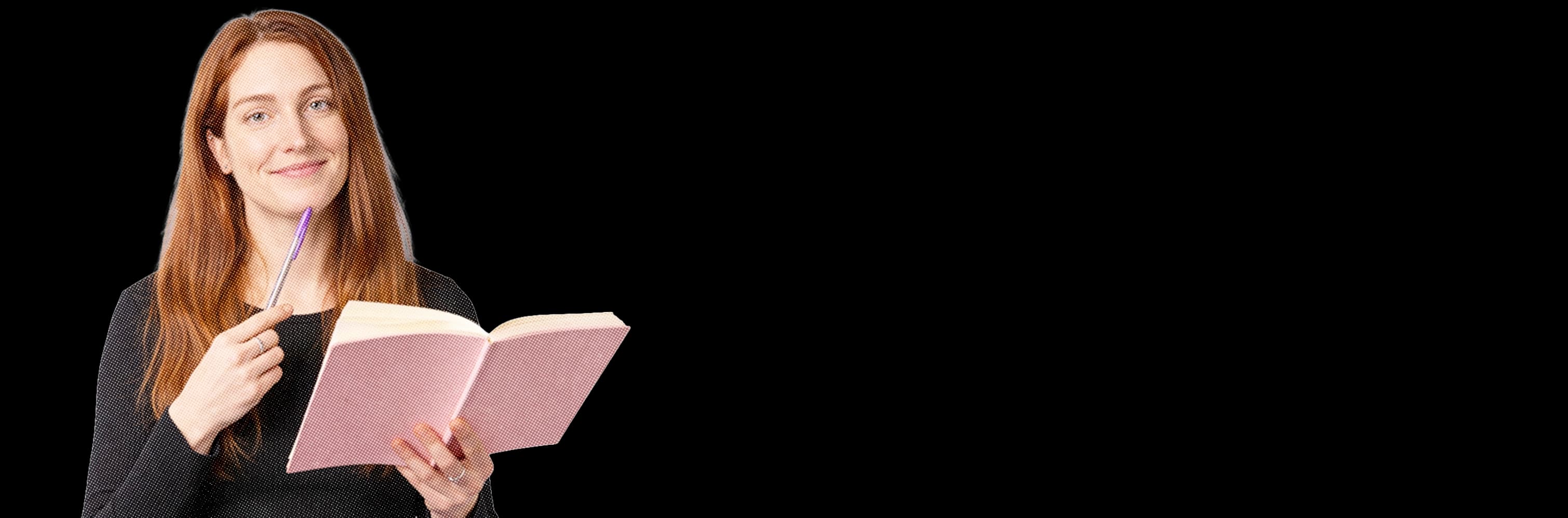 Erwachsene Person mit Notizbuch und Stift