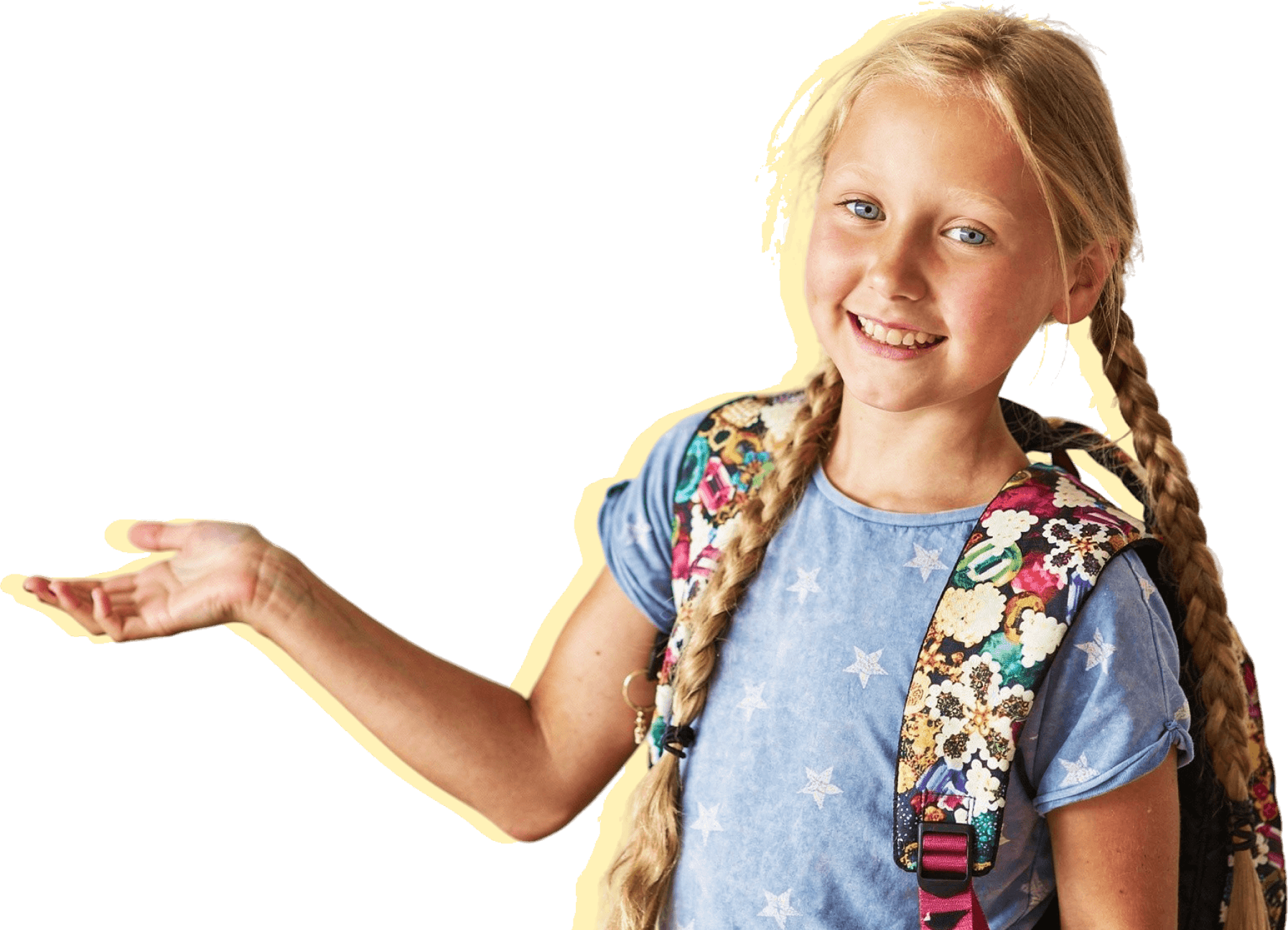 Lächelndes blondes Mädchen mit zwei Zöpfen, blauem T-Shirt und buntem Rucksack, das eine Hand seitlich ausgestreckt hält.