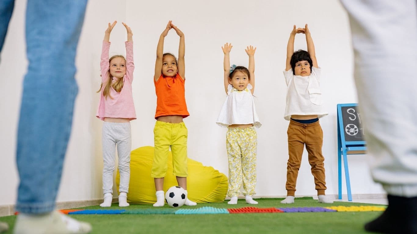 Vier Kinder beim Turnen