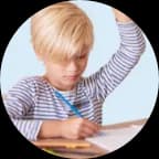 Ein Kind streckt und schreibt in sein Heft