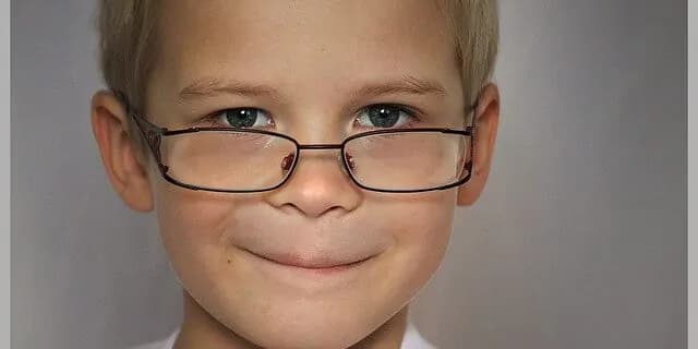 Porträt eines Kindes mit Brille.