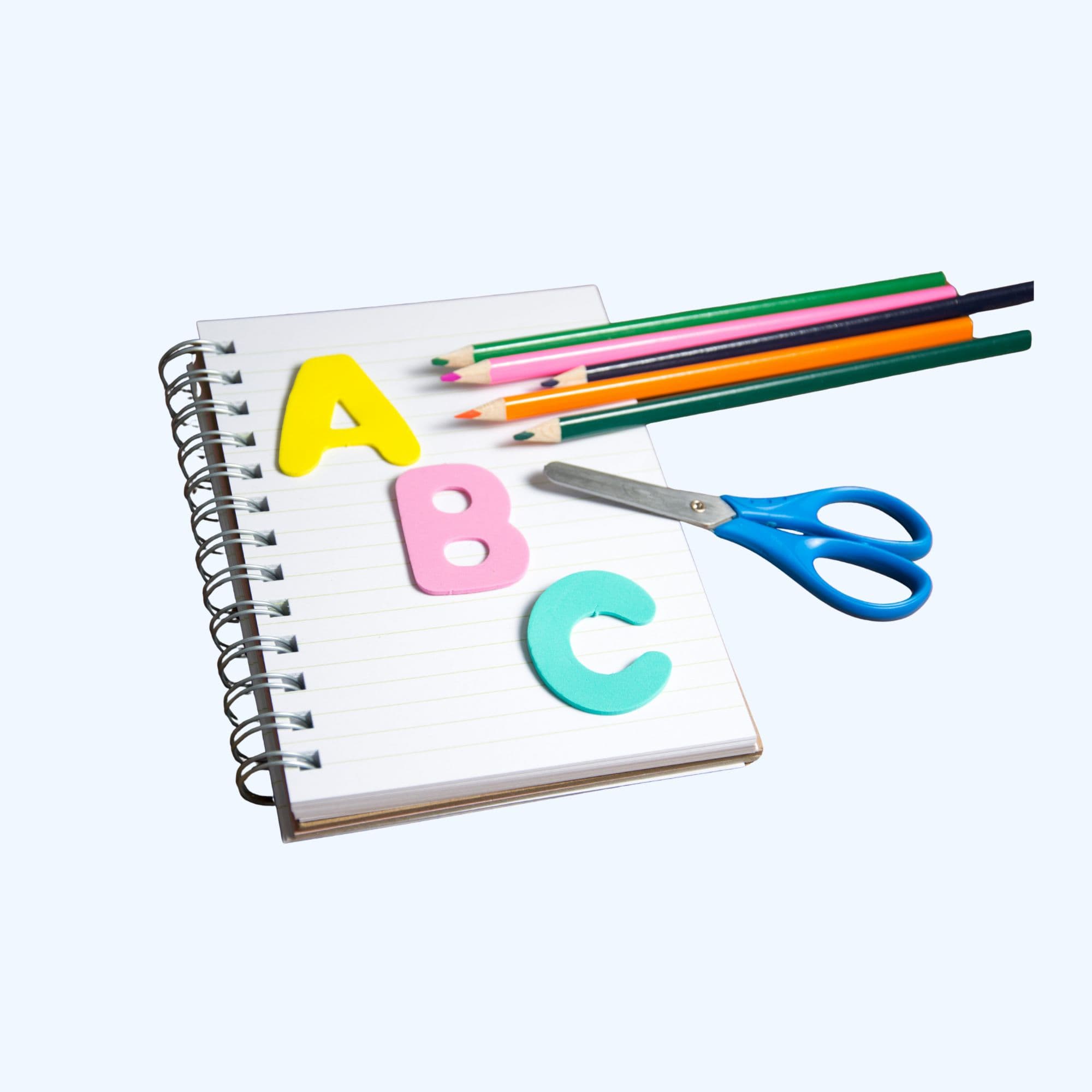 Ein Schreibblock mit Stiften und einer Schere