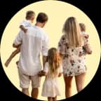 Zwei erwachsene Personen und drei Kinder 