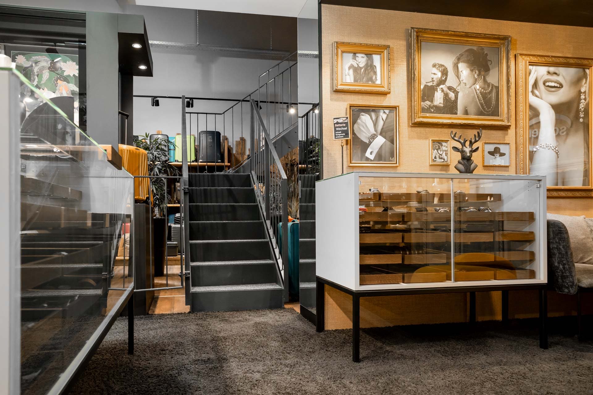 Sorgers Concept Store mit Schmuckdisplay und Koffer