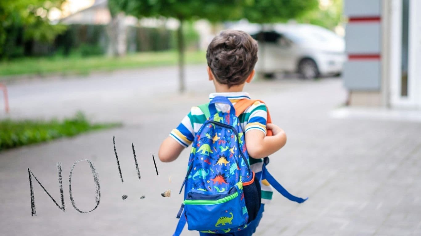 Ein Kind das seinen Schulrucksack falsch trägt, daneben der Text "NO!!!"