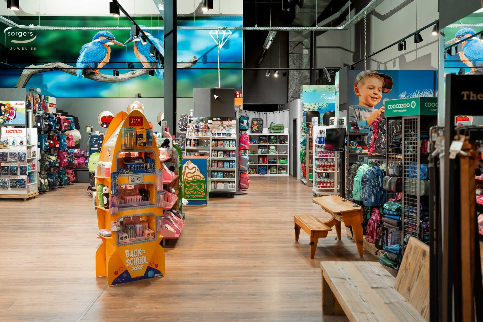 Concept Store sorgers mit Schulranzen und Zubehör 