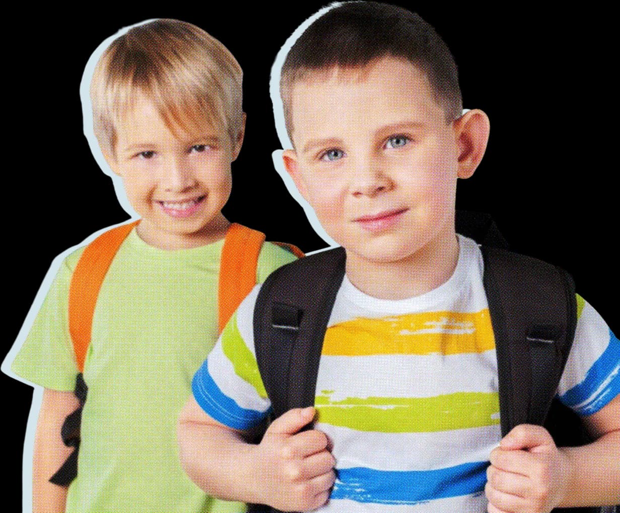 Zwei Kinder tragen ihre Schulranzen 