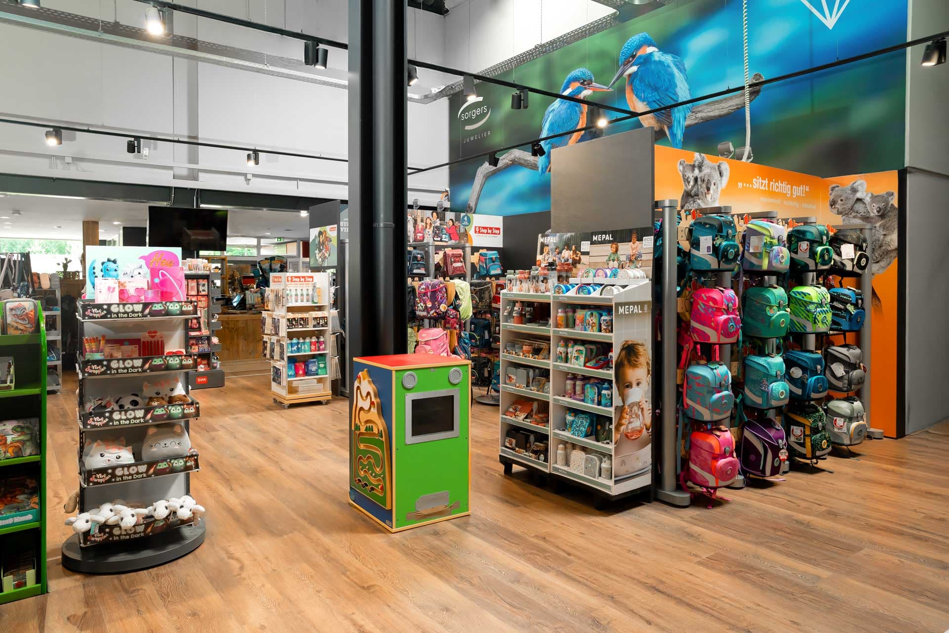 Concept Store sorgers mit Schulranzen und Zubehör-Artikeln