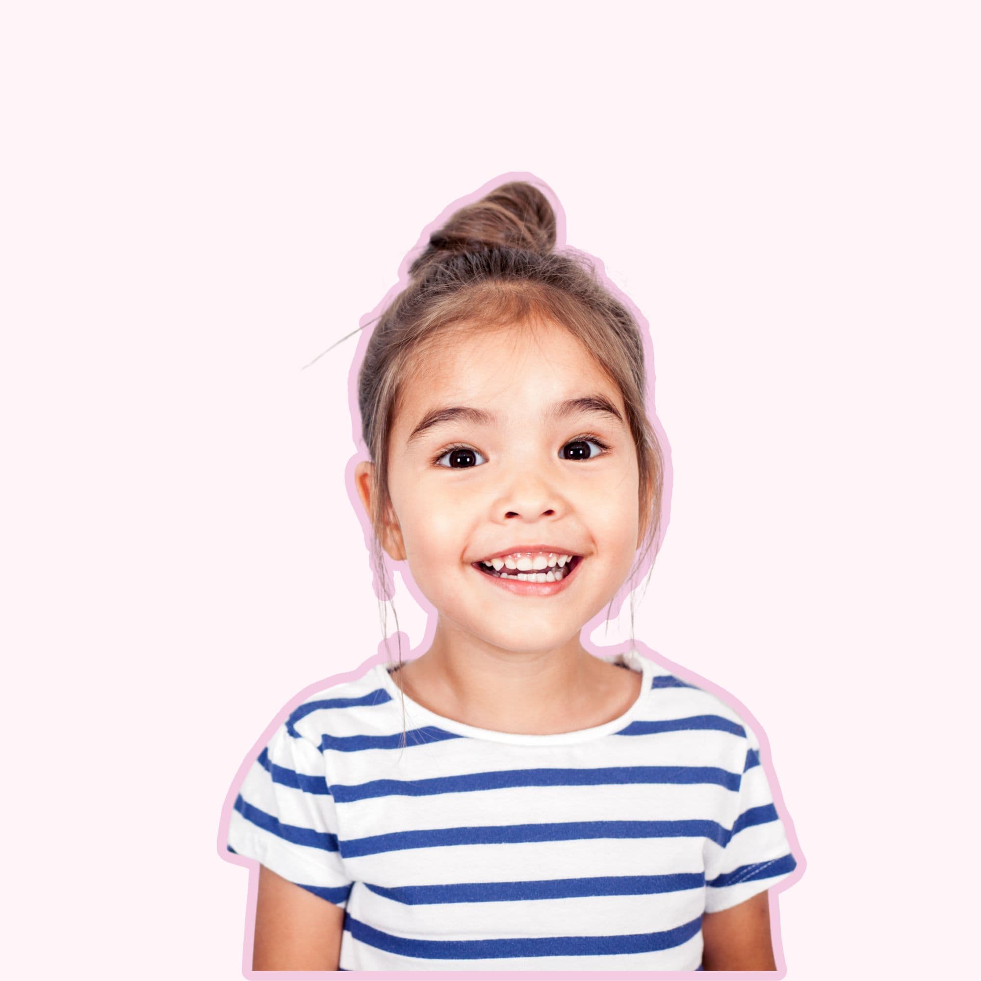 Mädchen mit Sommerlook lacht in die Kamera