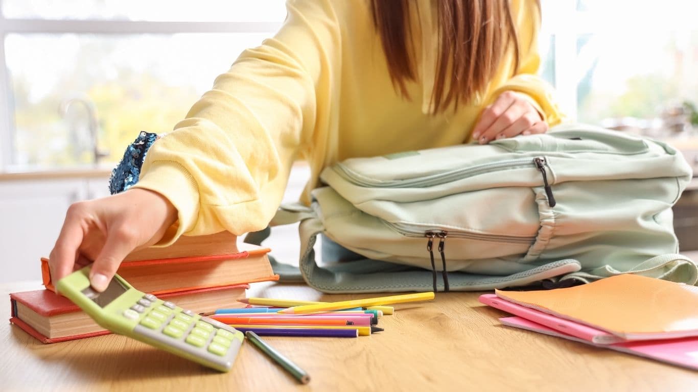 Ein Kind packt seinen Schulrucksack