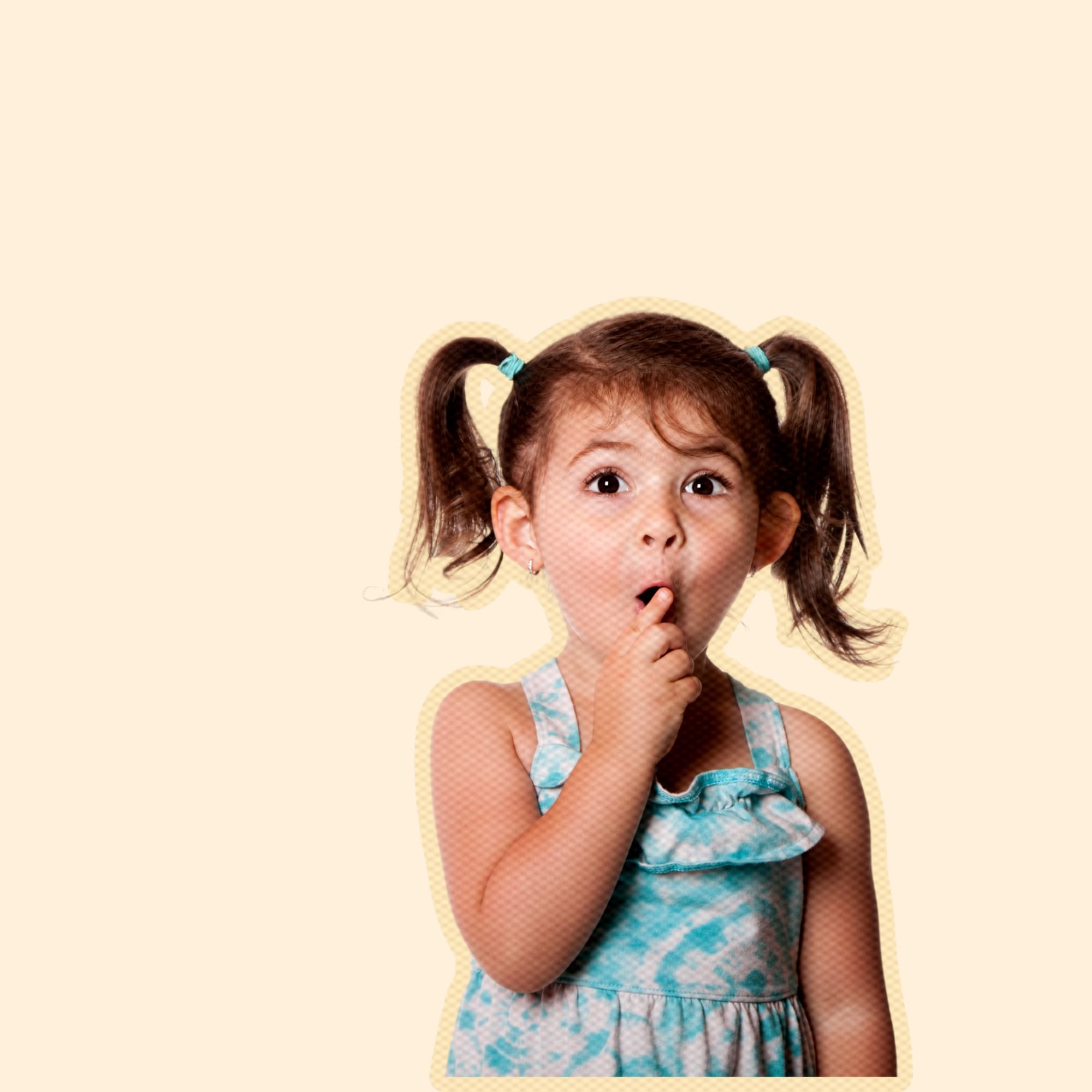 Kindergartenrucksäcke kleines Mädchen das erstaunt kuckt