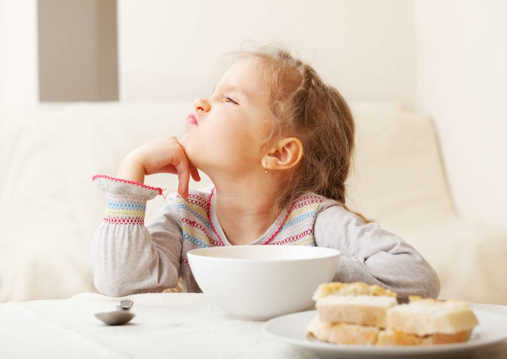 Mädchen verweigert gesundes Frühstück