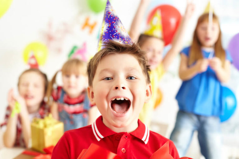 Eine Einschulungsparty sorgt für große Freude | Pressmaster/Shutterstock